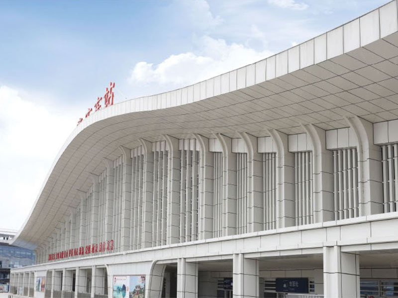 學(xué)校等大型項(xiàng)目的建設(shè)，投入大量資金 